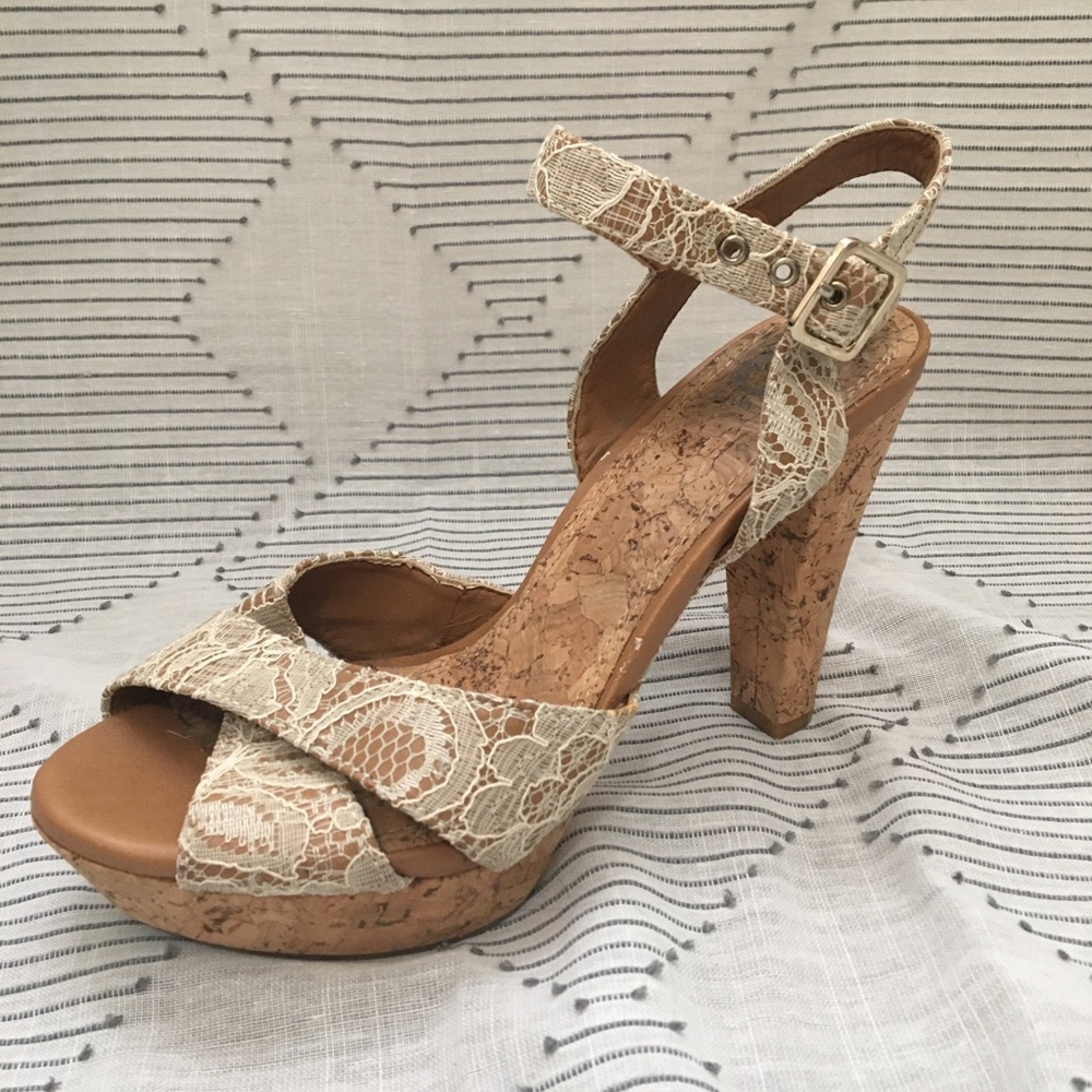 Gianna Bini lace detailed heels